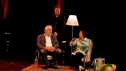 Jacques Weber, François Morel et Raymonde Viret sur la scène du théâtre de Périgueux.
 (France 3)