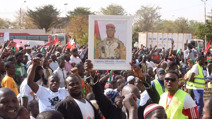 Des manifestants burkinabés brandissent le portait d'Ibrahim Traoré, le président par interim après le coup d'Etat militaire de septembre 2022. (NATHANAËL CHARBONNIER / FRANCINFO / RADIOFRANCE)
