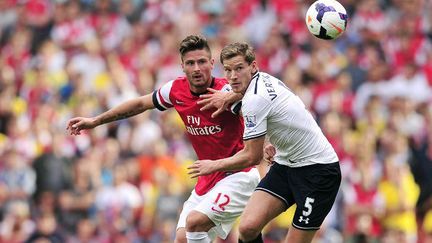 Olivier Giroud (Arsenal) à la lutte avec Jan Vertonghen (Tottenham)