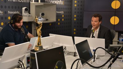 La Coupe du Monde féminine de football dans le studio de franceinfo avec Marc Fauvelle (à droite) et Xavier Monferran (à gauche) à Paris, le 13 juin 2019. (JEAN-CHRISTOPHE BOURDILLAT / RADIO FRANCE)