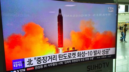 Retransmission à la télévision nord-coréenne d'un tir de missile le 23 juin 2016 (JUNG YEON-JE / AFP)