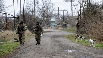 Des soldats ukrainiens en patrouille à Shyrokyne, à 25 km du port de Marioupol sur la mer d'Azov, le 28 novembre 2018.&nbsp; (SEGA VOLSKII / AFP)