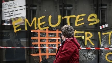 Un kiosque à journaux dégradé après le 18e samedi de manifestation des "gilets jaunes", à Paris, le 16 mars 2019.&nbsp; (PHILIPPE LOPEZ / AFP)