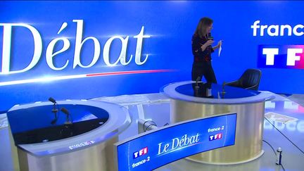 Le plateau du débat d'entre-deux-tours entre Emmanuel Macron et Marine Le Pen, le 19 avril 2022. (FRANCEINFO)