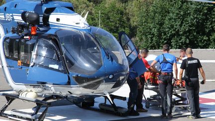 Le corps d'une victime est transport&eacute; &agrave; l'h&ocirc;pital de Bastia (Haute-Corse), le 11 juin 2015. (  MAXPPP)