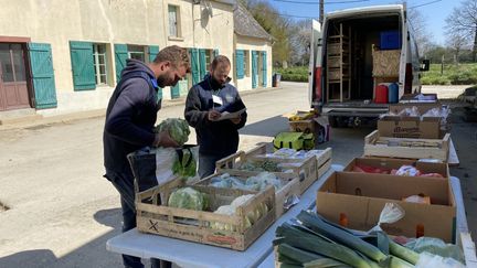 Thibaud et Claude-Eric, de l'association Irvin vérifient la liste de courses à répartir entre les personnes âgées. (FANNY LECHEVESTRIER / RADIO FRANCE)