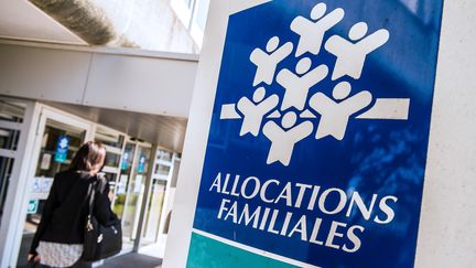 Un panneau de la Caisse d'allocations familiales dans le Nord-Pas-de-Calais, en avril 2015 (PHILIPPE HUGUEN / AFP)