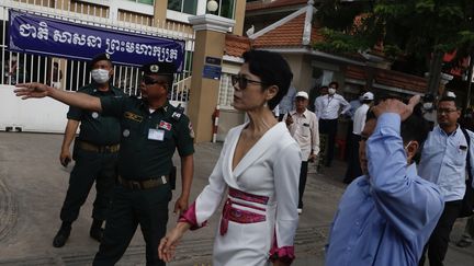 L'avocate Theary Chan Seng (centre) arrive au tribunal de Phnom Penh, au Cambodge, le 26 novembre 2020. (KITH SEREY / EPA)