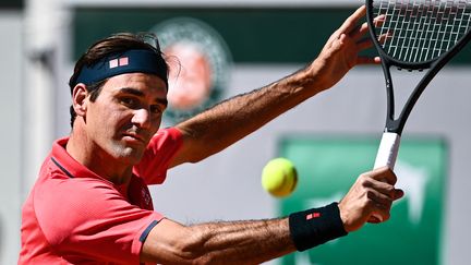 Roger Federer lors de son entrée en lice à Roland-Garros face à Denis Istomin, lundi 31 mai 2021. (ANNE-CHRISTINE POUJOULAT / AFP)