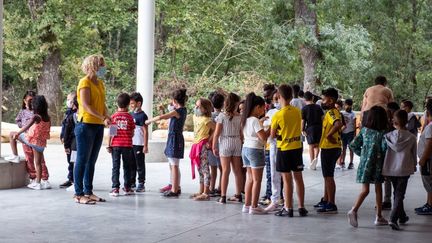 Des enfants le jour de la rentrée des classes dans une école primaire de Toulouse (Haute-Garonne), le 2 septembre 2021 (ADRIEN NOWAK / HANS LUCAS)