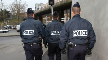 Des policiers patrouillent à Evry (Essonne), le 14 janvier 2003. Photo d'illustration. (JEAN AYISSI / AFP)