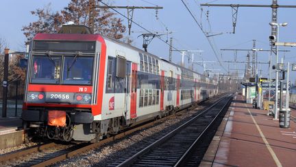 Photo d'un train du réseau transilien, prise le 15 décembre 2010 en région parisienne. (MIGUEL MEDINA / AFP)