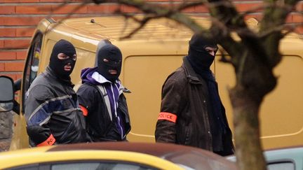 Des policiers &agrave; proximit&eacute; de la r&eacute;sidence o&ugrave; est retranch&eacute; Mohammed Merah, mercredi 21 mars 2012. (REMY GABALDA / AFP)