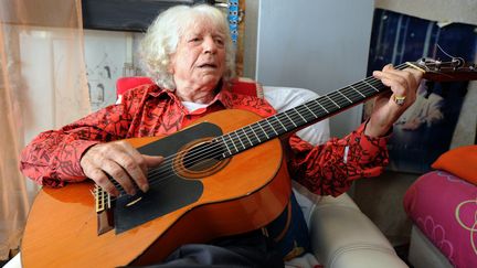 Le guitariste de flamenco Manitas de Plata, chez lui &agrave; La Grande Motte (H&eacute;rault), le 5 ao&ucirc;t 2011. (PASCAL GUYOT / AFP)