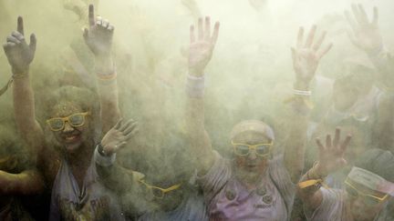 Des participants &agrave; la "Color Run", une course au cours de laquelle les coureurs sont asperg&eacute;s de pigments color&eacute;s, passent la ligne d'arriv&eacute;e &agrave; Paris, le 13 avril 2014. (CHRISTIAN HARTMANN / REUTERS)