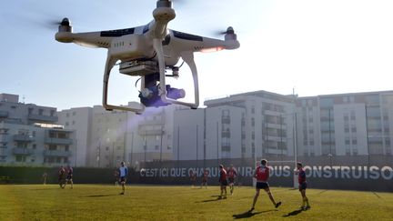 Un drone filme l'entra&icirc;nement du club de rugby ASM Clermont-Auvergne, &agrave; Clermont-Ferrand (Puy-de-D&ocirc;me), le 19 f&eacute;vrier 2015. (THIERRY ZOCCOLAN / AFP)