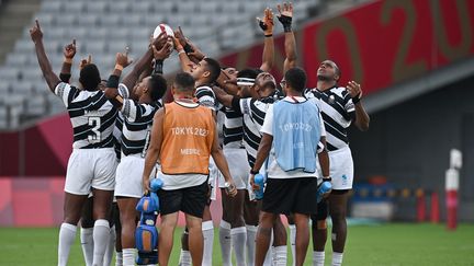 La traditionnelle prière des joueurs fidjiens de rugby à VII.&nbsp; (BEN STANSALL / AFP)