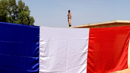 Un soldat se tient près&nbsp;d'une station de traitement des eaux usées en construction à Bamako, au Mali, le 19 février 2013. (BRUNO COUTIER / BRUNO COUTIER / AFP)