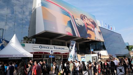 Pour le 71e festival de Cannes, la sécurité est renforcée. Des portiques ont été installés à l'entrée du Palais. 
 (MUSTAFA YALCIN / ANADOLU AGENCY)