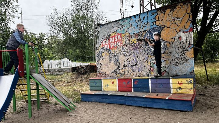 Des enfants jouent sur la plage, au bord de la mer d'Azov, à Marioupol. La plage reste une des rares distractions dans cette ville désertée par de nombreux habitants. (SYLVAIN TRONCHET / RADIO FRANCE)