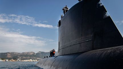 "Suffren", le nouveau sous-marin nucléaire d'attaque de la Marine française&nbsp;de la classe Barracuda, arrive dans la rade de Toulon (Var),&nbsp;le 20 octobre 2020. (- / NAVAL GROUP)