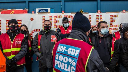 Les salaries d'Enedis et de Gaz de France ont bloqué le site de Romainville (Seine-Saint-Denis), le 15 janvier 2021 (SADAK SOUICI / LE PICTORIUM / MAXPPP)