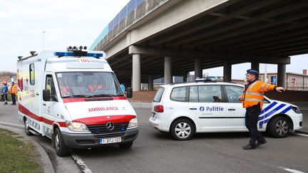 Des secouristes et des policiers&nbsp;à l'aéroport Zaventem, à Bruxelles, le 22 mars 2016. (VIRGINIE LEFOUR / BELGA MAG)