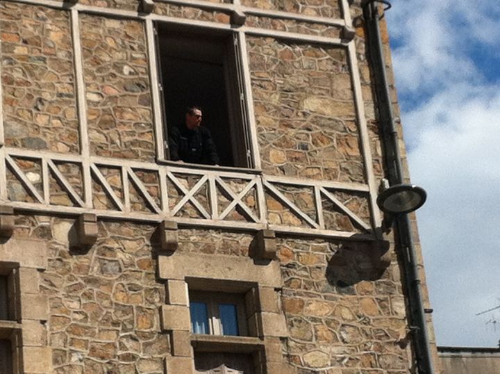 Un homme du GIPN surveille la place où doit parler le futur président (PM)