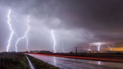 Outre les cumuls de pluie et l'activité électrique, des chutes de grêle et des rafales de vent sont possibles, assure Météo France. (XAVIER DELORME / BIOSPHOTO / AFP)