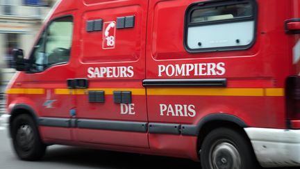 Quatre sapeurs-pompiers de Paris ont &eacute;t&eacute; interpell&eacute;s samedi 30 juin alors qu'il r&ocirc;daient d&eacute;guis&eacute;s autour d'un commissariat. (LOIC VENANCE / AFP)