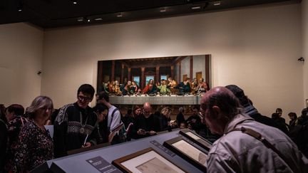 Des visiteurs à l'exposition De Vinci au Louvre, en décembre 2019.&nbsp; (TOM GRIMBERT / MAXPPP)