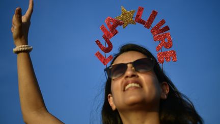 Une militante pro-Lula à l'annonce de la décision de la Cour suprême qui pourrait bénéficier à l'ex-président, le 7 novembre 2018, à Brasilia. (MATEUS BONOMI / AFP)