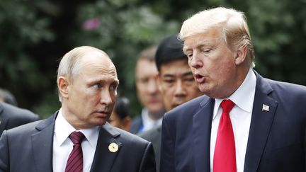 Vladimir Poutine et Donald Trump lors du sommet&nbsp;de la coopération économique pour l'Asie-Pacifique (APEC), à Da Nang (Vietnam), le 11 novembre 2017.&nbsp; (JORGE SILVA / AFP)