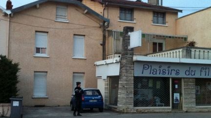 Deux f&oelig;tus ont &eacute;t&eacute; d&eacute;couverts par les enqu&ecirc;teurs dans le cong&eacute;lateur d'une maison &agrave;&nbsp;Amb&eacute;rieu-en-Bugey (Ain) le 24 mars 2013. (FRED LLOP / FRANCE 3 RHONE-ALPES)