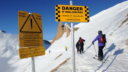 Des panneaux signifiant un danger&nbsp;d'avalanche sur une piste de ski &agrave; Tignes (Savoie), le 19 janvier 2011. (PHILIPPE DESMAZES / AFP)