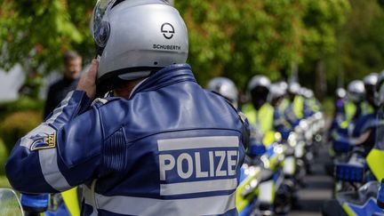 Un policier allemand dans la ville de Gründau, en Allemagne, le 21 avril 2024. (ANDREAS ARNOLD / DPA / AFP)