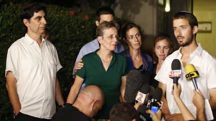 Le fr&egrave;re du soldat&nbsp;Hadar Goldin (G.), entour&eacute; de sa famille, lors d'une conf&eacute;rence de presse, &agrave;&nbsp;Kfar Saba (Isra&euml;l), le 2 ao&ucirc;t 2014.&nbsp; (NIR ELIAS / REUTERS)