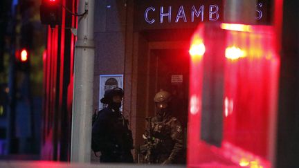 Des forces de police pr&egrave;s du caf&eacute; Lindt &nbsp;de Sydney (Asutralie) o&ugrave; a lieu une prise d'otages, le 15 d&eacute;cembre 2014. (DAVID GRAY / REUTERS)