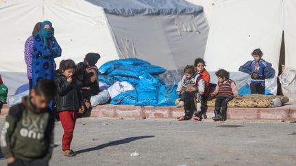 Des enfants syriens qui ont survécu au séisme près de la ville de Jindires, en Syrie, le 9 février 2023. (AAREF WATAD / AFP)