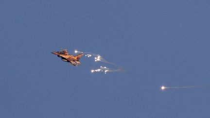 Un avion israélien intercepte un missile, le 25 août 2024 lors de l'attaque du Hezbollah contre Israël. (JALAA MAREY / AFP)