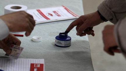 Un électeur tunisien trempe son doigt dans l'encre, à Ben Arous (Tunisie), au sud de Tunis, le 6 mai 2018. (MOHAMED KRIT / CROWDSPARK)