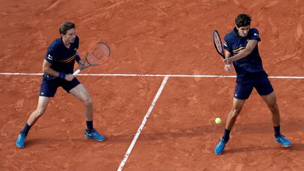 Pierre-Hugues Herbert et Nicolas Mahut lors de la finale de Roland-Garros à Paris, le 9 juin 2018. (THOMAS SAMSON / AFP)