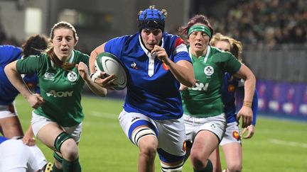 Audrey Forlani courant vers l'essai lors d'un match face à l'Irlande, le 9 mars 2019, à Dublin. (DAMIEN MEYER / AFP)