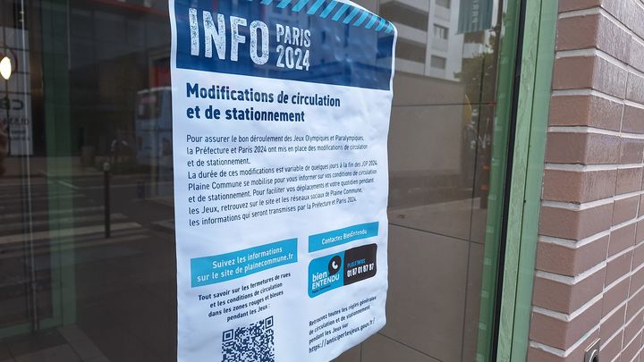 Une affichette posée sur un immeuble du quartier Pleyel, à Saint-Denis (Seine-Saint-Denis), le 7 août 2024. (PIERRE GODON / FRANCEINFO)