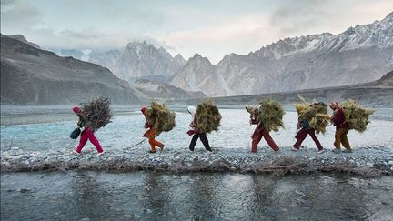 est un photojournaliste né en France. Après des études à New York, il s’installe en 1999 dans les vallées au nord du Pakistan, entre l’Himalaya, l’Hindou Kouch et le Pamir. Ces 15 dernières années, il a parcouru le monde pour les plus grands titres de la presse magazine mondiale et plus particulièrement le «National Geographic», pour qui il a réalisé́ ce travail au long-cours sur les «Alimentations Primitives» (Voir ses reportages).
 
 
 
 

 
  (Matthieu Paley/La Gacilly)