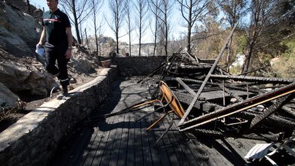 Une terrasse brûlée par les flammes d'un incendie à Ensuès-la-Redonne (Bouches-du-Rhône), le 16 juillet 2016. (VALLAURI NICOLAS / MAXPPP)