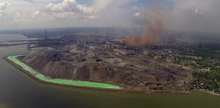 L'attaque russe de l'usine Azovstal a provoqué une importante fuite de produit toxique&nbsp;dans la mer Noire, le 16 mai 2022. (MARIUPOL CITY COUNCIL / COVER IMAGES / SIPA)