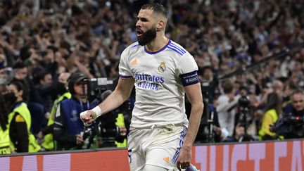 Karim Benzema célèbre son penalty marqué face à Manchester City en demi-finale retour de Ligue des champions, le 4 mai 2022, à Madrid. (JAVIER SORIANO / AFP)