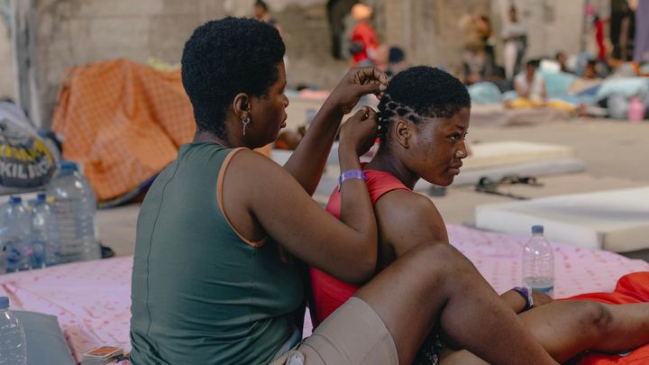 Des femmes réfugiées sierra-léonaises prises en charge dans un refuge à Beyrouth, au Liban, le 9 octobre 2024. (ALINE DESCHAMPS)