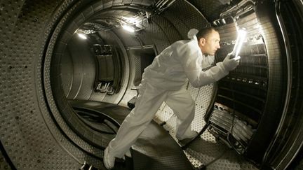 Un technicien vérifie l'antenne de chauffage du plasma sur un réacteur nucléaire à Cadarache - 28/07/10 (AFP Photos)